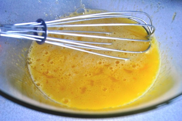 Яйца взбиваем с сахаром для запеканки из манки